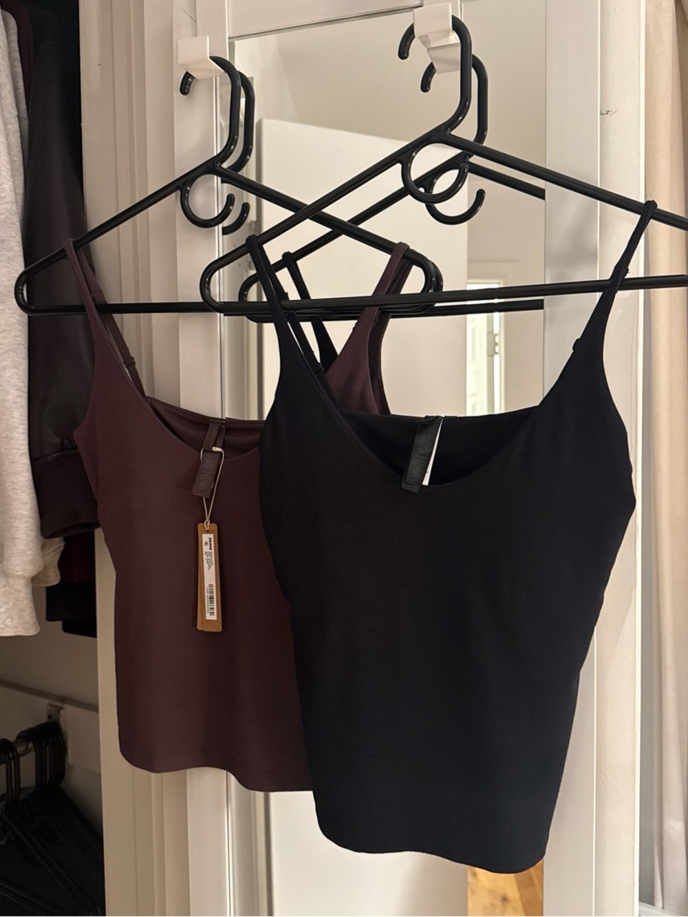 SKIMS Seamless Scoop Cami - Black & Brown